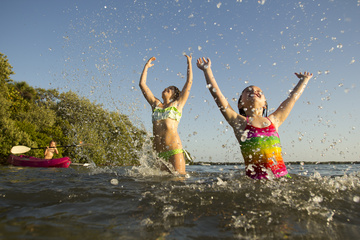 Kinder beim spielen im Schweriner See