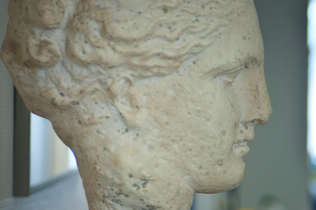 Antike Büste der Hygieia, Göttin der Gesundheit, im Firmenhauptsitz von HygCen