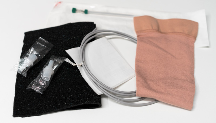 Biokompatibilitätsprüfung EN ISO 10993 mit Schutzkleidung und Handschuhen, Verbandsmaterialien, Kompressen und Pflaster Verpackungsmaterialien.
