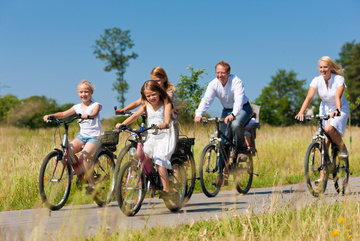 Junge Familie bei einer Fahrradtour